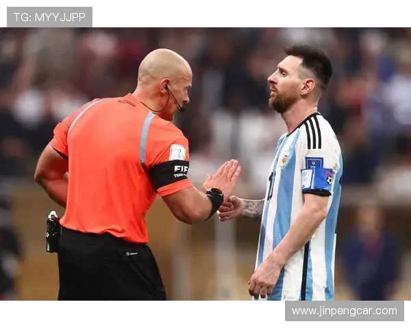 足球球星为何也戴安全帽 探秘背后的独特原因与意外趣事